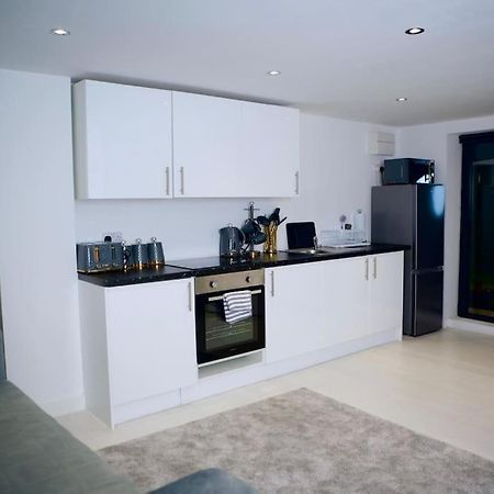Perfect 1 Bed Apartment Sleeps 5 1 Kingsize Bed 1 Double Sofabed One Single Mattress Free Parking Wifi Good Transport Network Shopping Holiday Makers Families Contractors In North London เอนฟิลด์ ภายนอก รูปภาพ