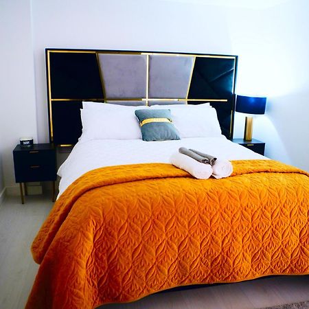 Perfect 1 Bed Apartment Sleeps 5 1 Kingsize Bed 1 Double Sofabed One Single Mattress Free Parking Wifi Good Transport Network Shopping Holiday Makers Families Contractors In North London เอนฟิลด์ ภายนอก รูปภาพ