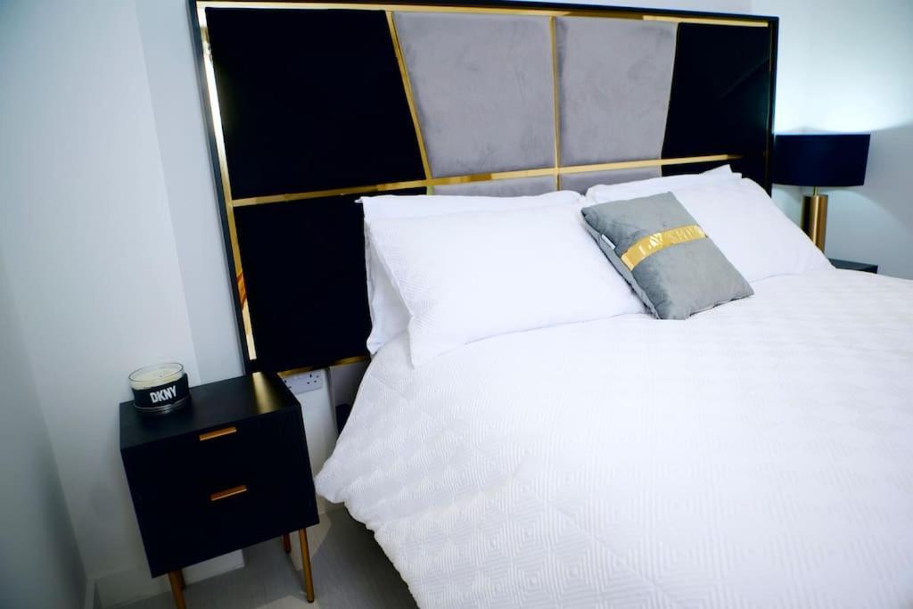 Perfect 1 Bed Apartment Sleeps 5 1 Kingsize Bed 1 Double Sofabed One Single Mattress Free Parking Wifi Good Transport Network Shopping Holiday Makers Families Contractors In North London เอนฟิลด์ ภายนอก รูปภาพ