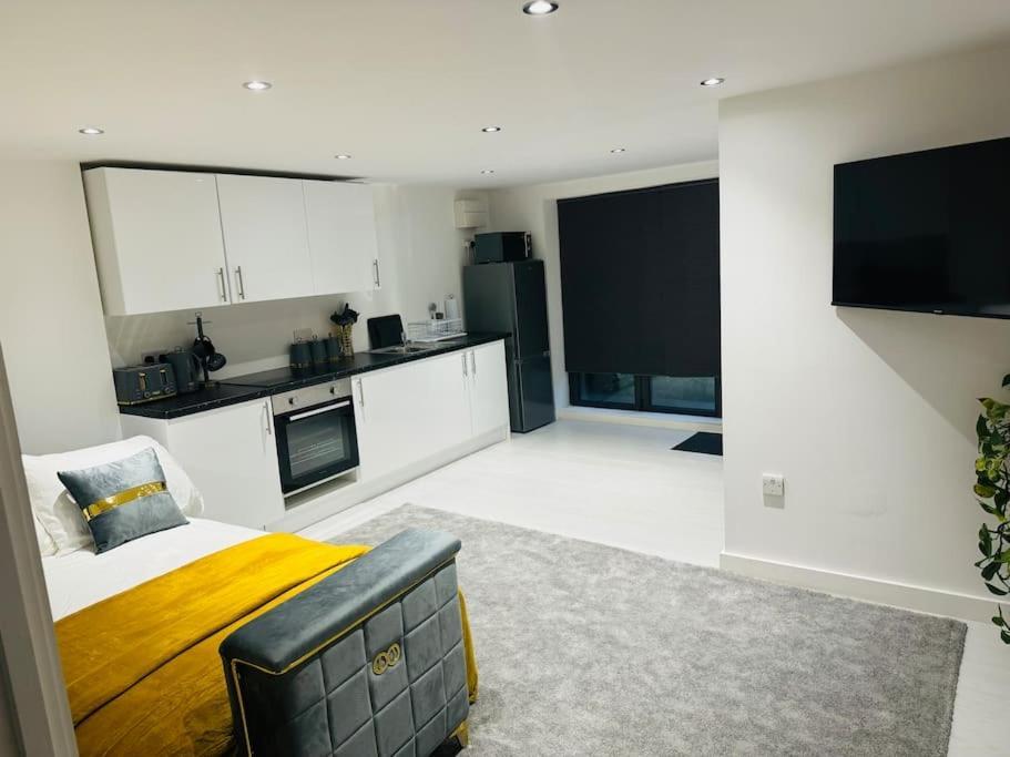 Perfect 1 Bed Apartment Sleeps 5 1 Kingsize Bed 1 Double Sofabed One Single Mattress Free Parking Wifi Good Transport Network Shopping Holiday Makers Families Contractors In North London เอนฟิลด์ ภายนอก รูปภาพ