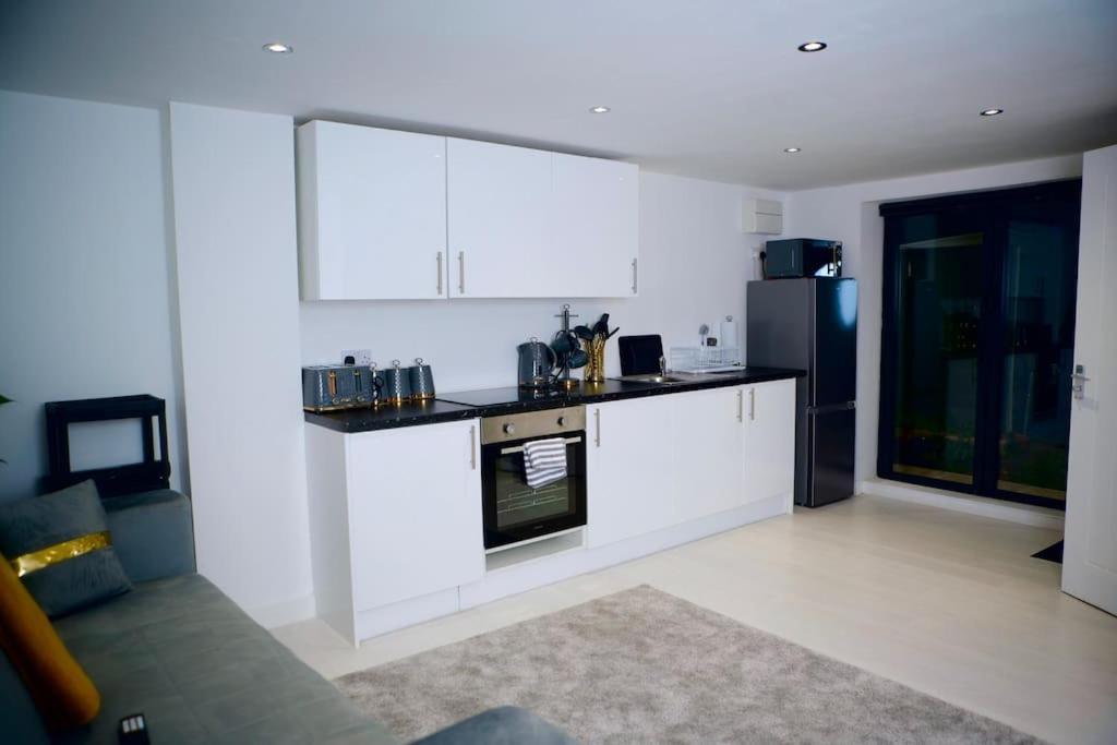 Perfect 1 Bed Apartment Sleeps 5 1 Kingsize Bed 1 Double Sofabed One Single Mattress Free Parking Wifi Good Transport Network Shopping Holiday Makers Families Contractors In North London เอนฟิลด์ ภายนอก รูปภาพ