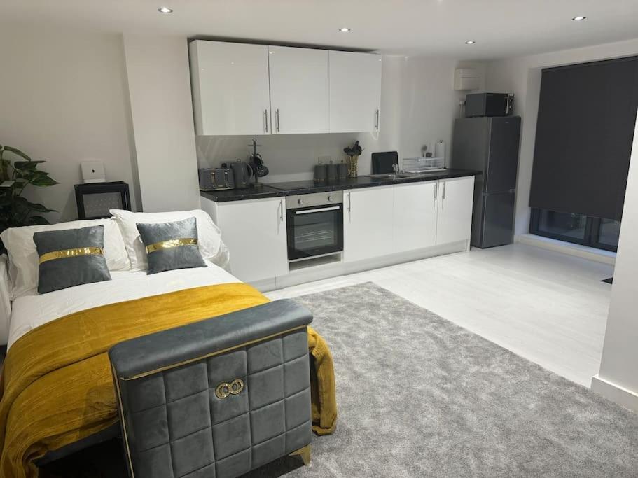 Perfect 1 Bed Apartment Sleeps 5 1 Kingsize Bed 1 Double Sofabed One Single Mattress Free Parking Wifi Good Transport Network Shopping Holiday Makers Families Contractors In North London เอนฟิลด์ ภายนอก รูปภาพ