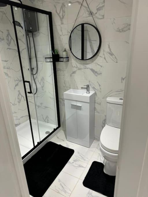 Perfect 1 Bed Apartment Sleeps 5 1 Kingsize Bed 1 Double Sofabed One Single Mattress Free Parking Wifi Good Transport Network Shopping Holiday Makers Families Contractors In North London เอนฟิลด์ ภายนอก รูปภาพ