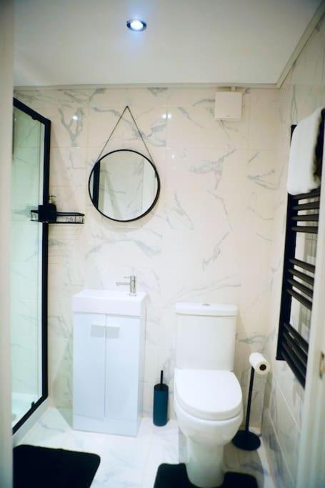 Perfect 1 Bed Apartment Sleeps 5 1 Kingsize Bed 1 Double Sofabed One Single Mattress Free Parking Wifi Good Transport Network Shopping Holiday Makers Families Contractors In North London เอนฟิลด์ ภายนอก รูปภาพ