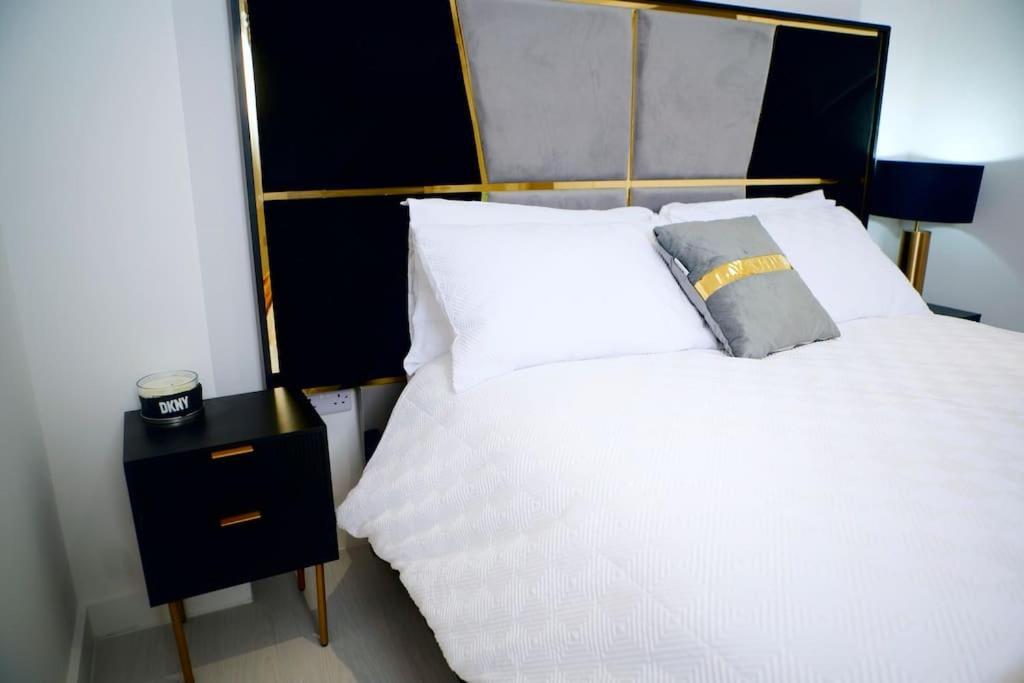 Perfect 1 Bed Apartment Sleeps 5 1 Kingsize Bed 1 Double Sofabed One Single Mattress Free Parking Wifi Good Transport Network Shopping Holiday Makers Families Contractors In North London เอนฟิลด์ ภายนอก รูปภาพ