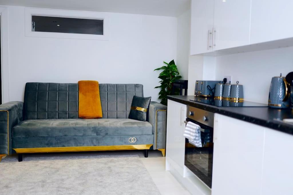 Perfect 1 Bed Apartment Sleeps 5 1 Kingsize Bed 1 Double Sofabed One Single Mattress Free Parking Wifi Good Transport Network Shopping Holiday Makers Families Contractors In North London เอนฟิลด์ ภายนอก รูปภาพ