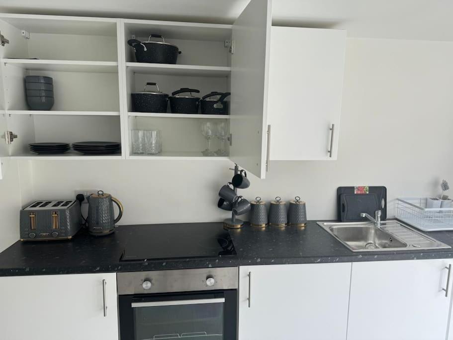 Perfect 1 Bed Apartment Sleeps 5 1 Kingsize Bed 1 Double Sofabed One Single Mattress Free Parking Wifi Good Transport Network Shopping Holiday Makers Families Contractors In North London เอนฟิลด์ ภายนอก รูปภาพ