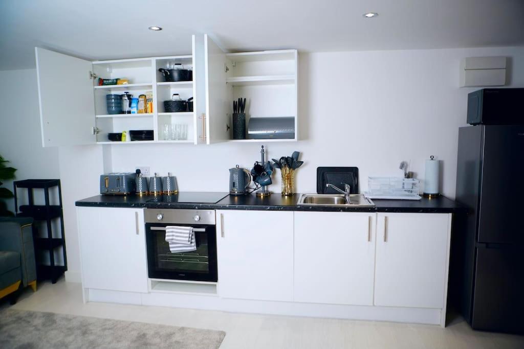 Perfect 1 Bed Apartment Sleeps 5 1 Kingsize Bed 1 Double Sofabed One Single Mattress Free Parking Wifi Good Transport Network Shopping Holiday Makers Families Contractors In North London เอนฟิลด์ ภายนอก รูปภาพ