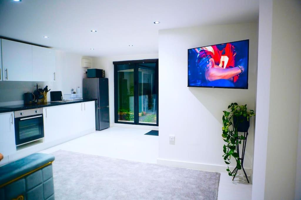 Perfect 1 Bed Apartment Sleeps 5 1 Kingsize Bed 1 Double Sofabed One Single Mattress Free Parking Wifi Good Transport Network Shopping Holiday Makers Families Contractors In North London เอนฟิลด์ ภายนอก รูปภาพ