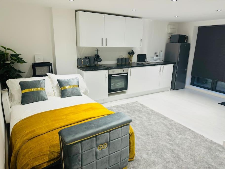 Perfect 1 Bed Apartment Sleeps 5 1 Kingsize Bed 1 Double Sofabed One Single Mattress Free Parking Wifi Good Transport Network Shopping Holiday Makers Families Contractors In North London เอนฟิลด์ ภายนอก รูปภาพ