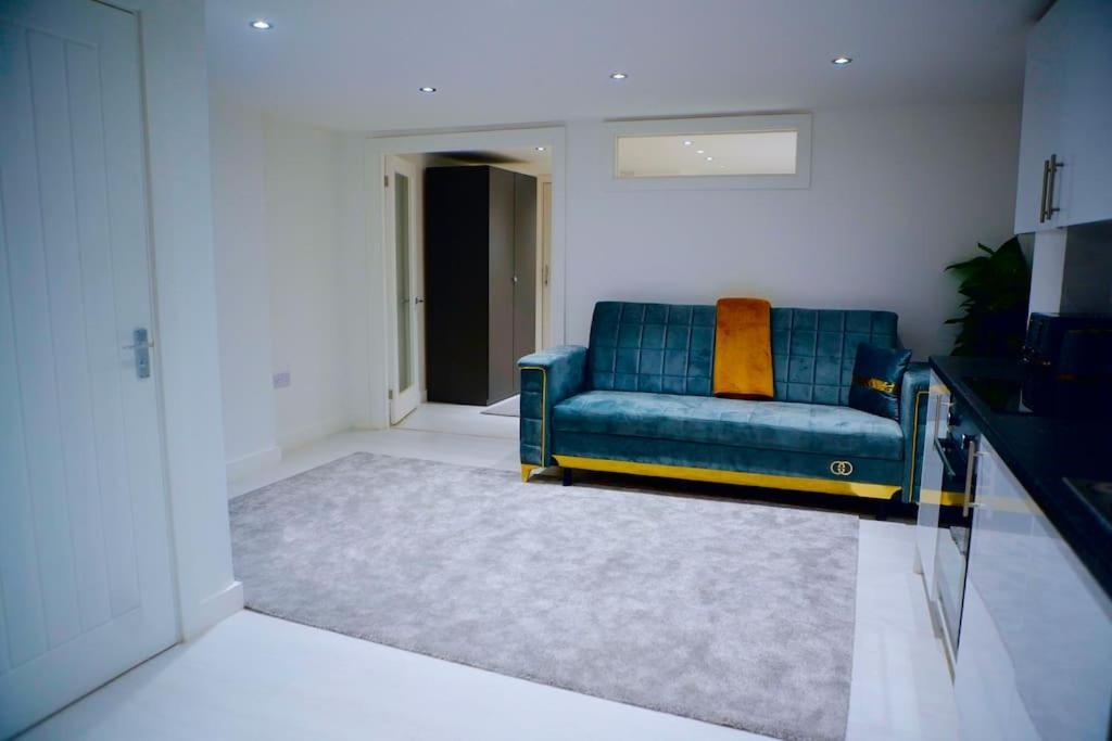 Perfect 1 Bed Apartment Sleeps 5 1 Kingsize Bed 1 Double Sofabed One Single Mattress Free Parking Wifi Good Transport Network Shopping Holiday Makers Families Contractors In North London เอนฟิลด์ ภายนอก รูปภาพ