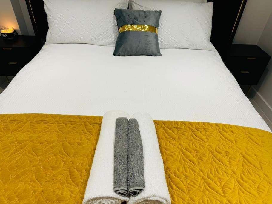 Perfect 1 Bed Apartment Sleeps 5 1 Kingsize Bed 1 Double Sofabed One Single Mattress Free Parking Wifi Good Transport Network Shopping Holiday Makers Families Contractors In North London เอนฟิลด์ ภายนอก รูปภาพ