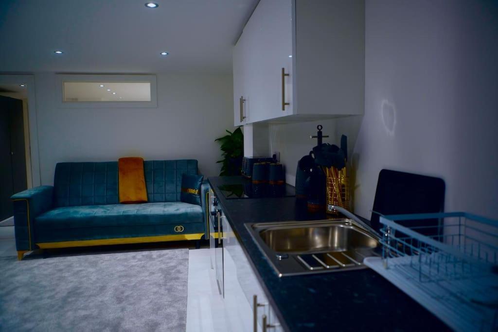 Perfect 1 Bed Apartment Sleeps 5 1 Kingsize Bed 1 Double Sofabed One Single Mattress Free Parking Wifi Good Transport Network Shopping Holiday Makers Families Contractors In North London เอนฟิลด์ ภายนอก รูปภาพ