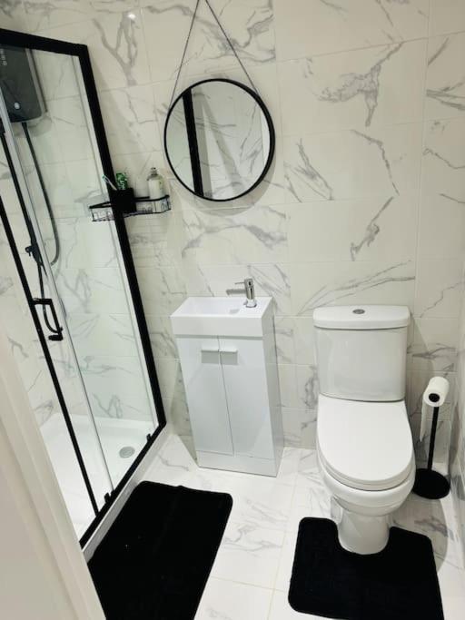Perfect 1 Bed Apartment Sleeps 5 1 Kingsize Bed 1 Double Sofabed One Single Mattress Free Parking Wifi Good Transport Network Shopping Holiday Makers Families Contractors In North London เอนฟิลด์ ภายนอก รูปภาพ