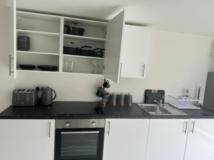 Perfect 1 Bed Apartment Sleeps 5 1 Kingsize Bed 1 Double Sofabed One Single Mattress Free Parking Wifi Good Transport Network Shopping Holiday Makers Families Contractors In North London เอนฟิลด์ ภายนอก รูปภาพ