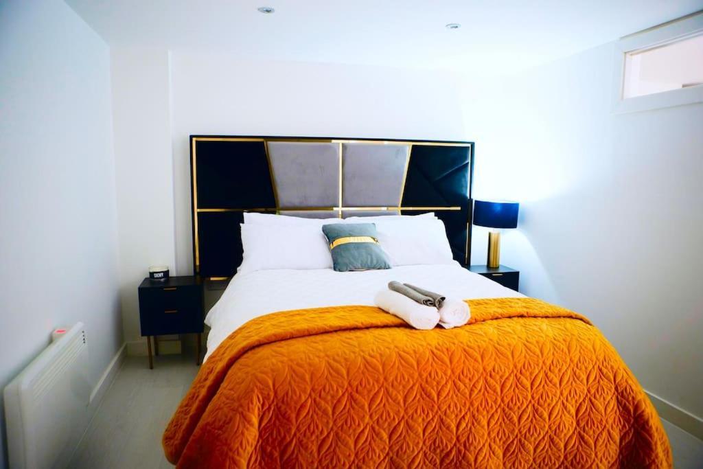 Perfect 1 Bed Apartment Sleeps 5 1 Kingsize Bed 1 Double Sofabed One Single Mattress Free Parking Wifi Good Transport Network Shopping Holiday Makers Families Contractors In North London เอนฟิลด์ ภายนอก รูปภาพ