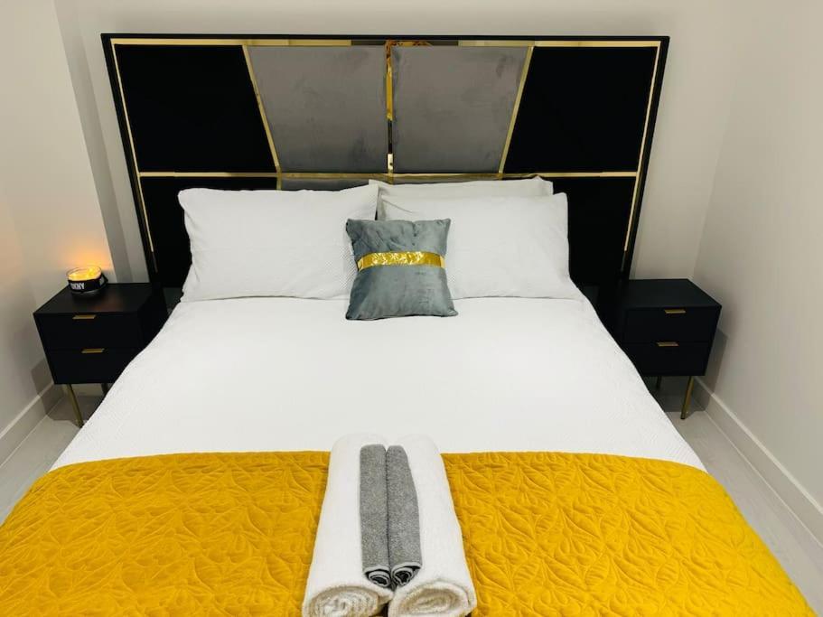 Perfect 1 Bed Apartment Sleeps 5 1 Kingsize Bed 1 Double Sofabed One Single Mattress Free Parking Wifi Good Transport Network Shopping Holiday Makers Families Contractors In North London เอนฟิลด์ ภายนอก รูปภาพ