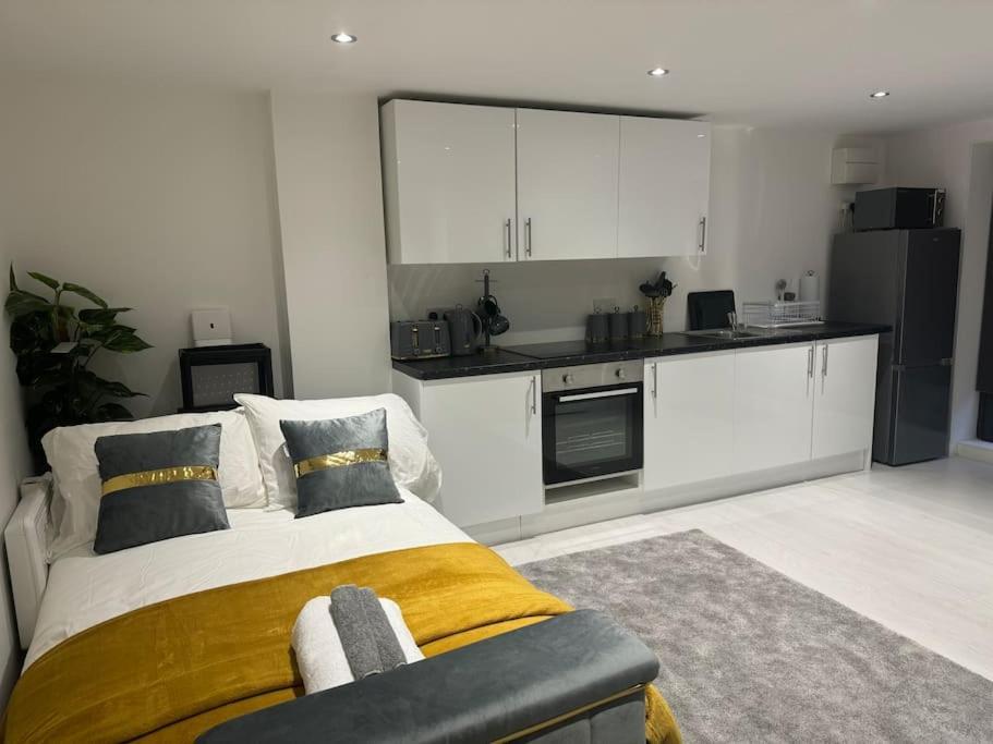 Perfect 1 Bed Apartment Sleeps 5 1 Kingsize Bed 1 Double Sofabed One Single Mattress Free Parking Wifi Good Transport Network Shopping Holiday Makers Families Contractors In North London เอนฟิลด์ ภายนอก รูปภาพ