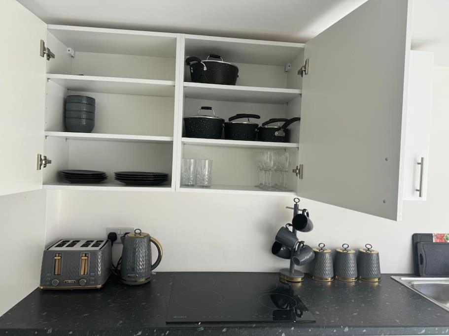 Perfect 1 Bed Apartment Sleeps 5 1 Kingsize Bed 1 Double Sofabed One Single Mattress Free Parking Wifi Good Transport Network Shopping Holiday Makers Families Contractors In North London เอนฟิลด์ ภายนอก รูปภาพ