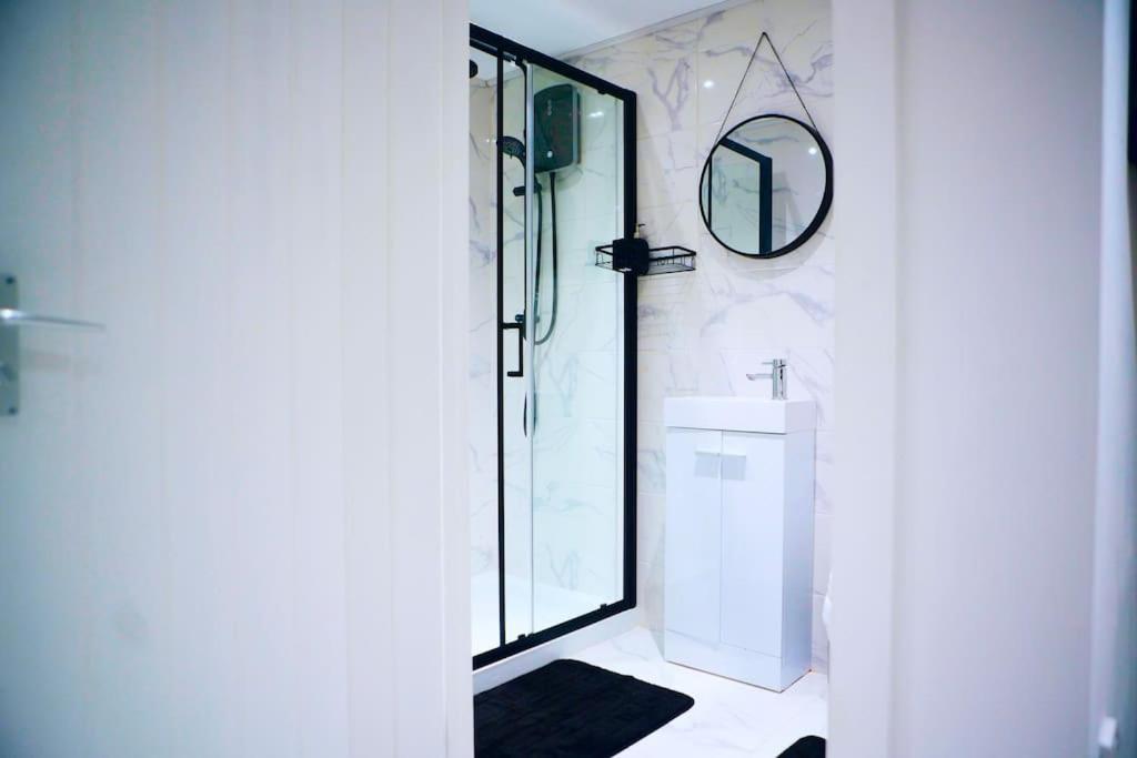 Perfect 1 Bed Apartment Sleeps 5 1 Kingsize Bed 1 Double Sofabed One Single Mattress Free Parking Wifi Good Transport Network Shopping Holiday Makers Families Contractors In North London เอนฟิลด์ ภายนอก รูปภาพ