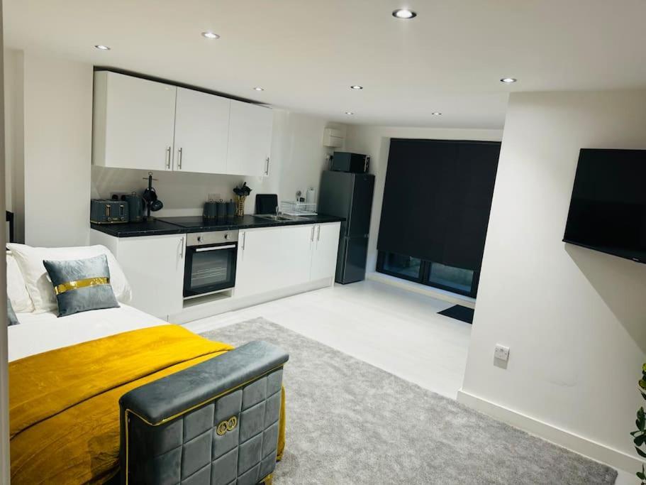 Perfect 1 Bed Apartment Sleeps 5 1 Kingsize Bed 1 Double Sofabed One Single Mattress Free Parking Wifi Good Transport Network Shopping Holiday Makers Families Contractors In North London เอนฟิลด์ ภายนอก รูปภาพ