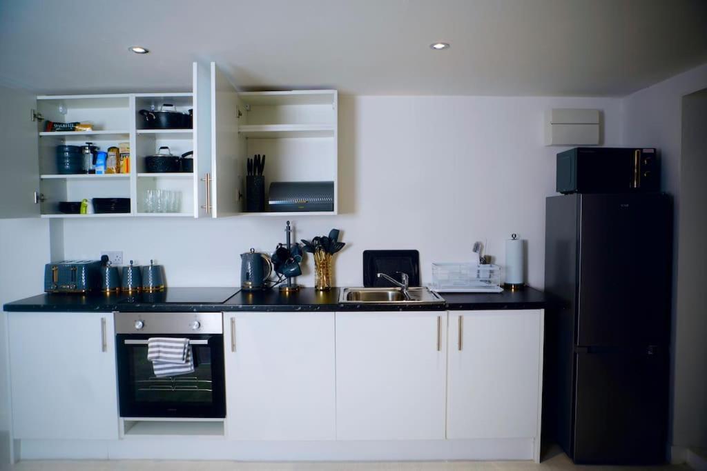 Perfect 1 Bed Apartment Sleeps 5 1 Kingsize Bed 1 Double Sofabed One Single Mattress Free Parking Wifi Good Transport Network Shopping Holiday Makers Families Contractors In North London เอนฟิลด์ ภายนอก รูปภาพ