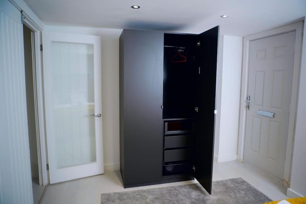 Perfect 1 Bed Apartment Sleeps 5 1 Kingsize Bed 1 Double Sofabed One Single Mattress Free Parking Wifi Good Transport Network Shopping Holiday Makers Families Contractors In North London เอนฟิลด์ ภายนอก รูปภาพ