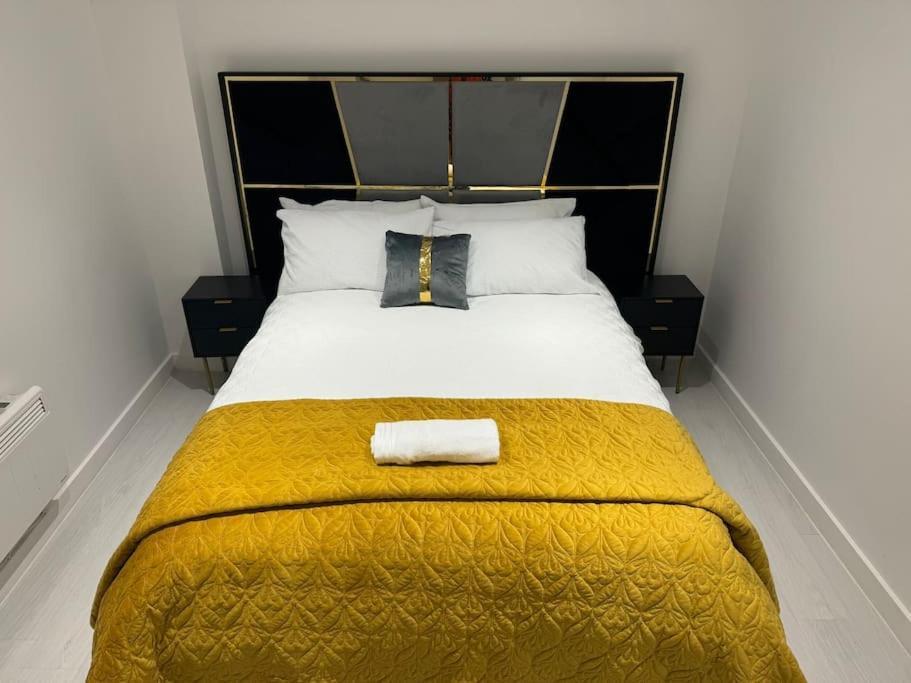 Perfect 1 Bed Apartment Sleeps 5 1 Kingsize Bed 1 Double Sofabed One Single Mattress Free Parking Wifi Good Transport Network Shopping Holiday Makers Families Contractors In North London เอนฟิลด์ ภายนอก รูปภาพ