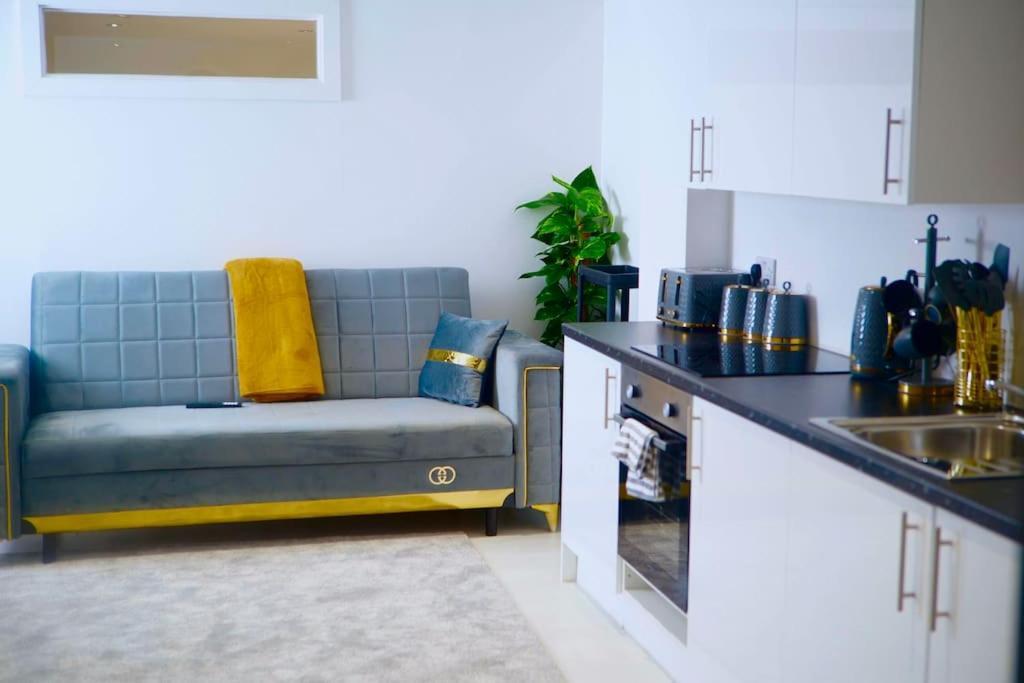 Perfect 1 Bed Apartment Sleeps 5 1 Kingsize Bed 1 Double Sofabed One Single Mattress Free Parking Wifi Good Transport Network Shopping Holiday Makers Families Contractors In North London เอนฟิลด์ ภายนอก รูปภาพ