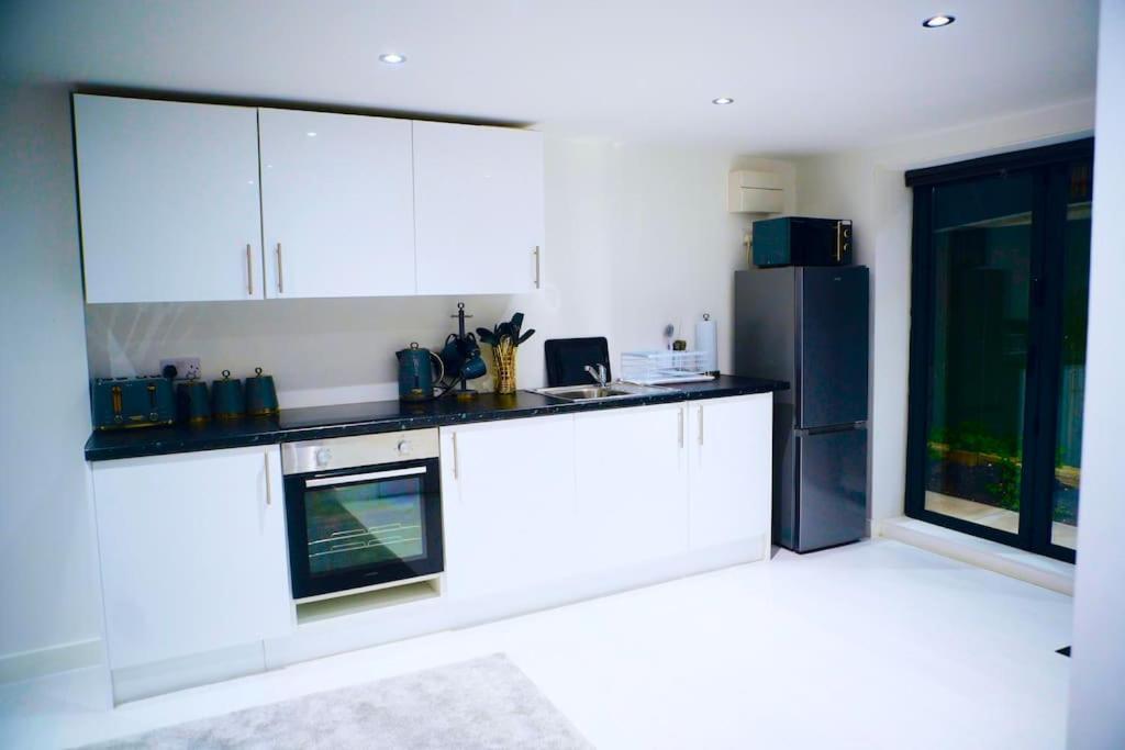 Perfect 1 Bed Apartment Sleeps 5 1 Kingsize Bed 1 Double Sofabed One Single Mattress Free Parking Wifi Good Transport Network Shopping Holiday Makers Families Contractors In North London เอนฟิลด์ ภายนอก รูปภาพ