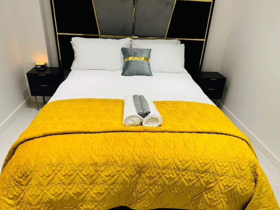 Perfect 1 Bed Apartment Sleeps 5 1 Kingsize Bed 1 Double Sofabed One Single Mattress Free Parking Wifi Good Transport Network Shopping Holiday Makers Families Contractors In North London เอนฟิลด์ ภายนอก รูปภาพ