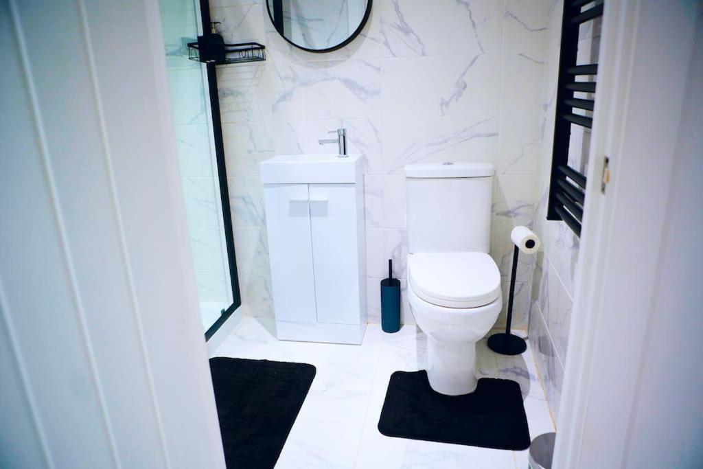Perfect 1 Bed Apartment Sleeps 5 1 Kingsize Bed 1 Double Sofabed One Single Mattress Free Parking Wifi Good Transport Network Shopping Holiday Makers Families Contractors In North London เอนฟิลด์ ภายนอก รูปภาพ