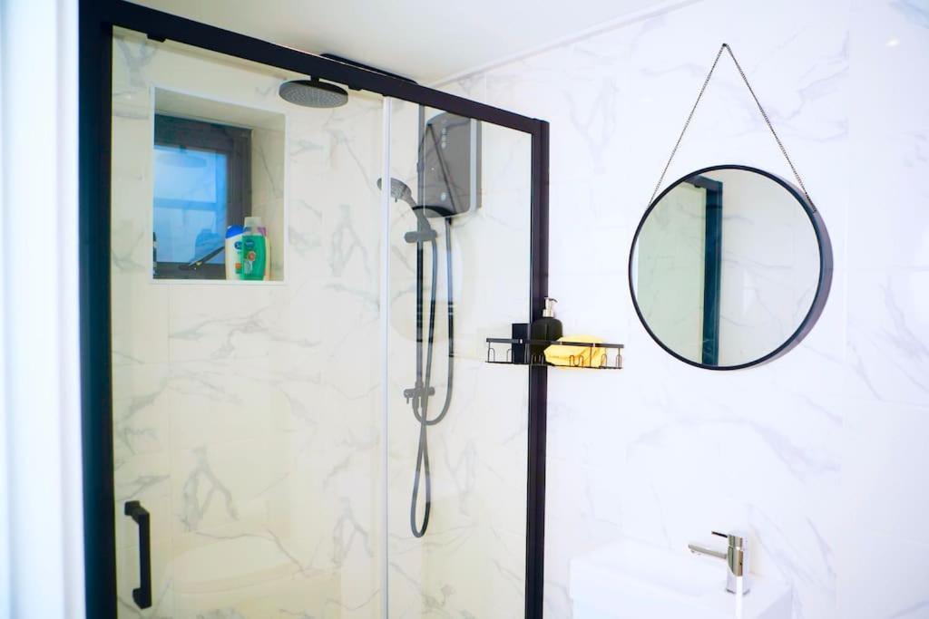 Perfect 1 Bed Apartment Sleeps 5 1 Kingsize Bed 1 Double Sofabed One Single Mattress Free Parking Wifi Good Transport Network Shopping Holiday Makers Families Contractors In North London เอนฟิลด์ ภายนอก รูปภาพ