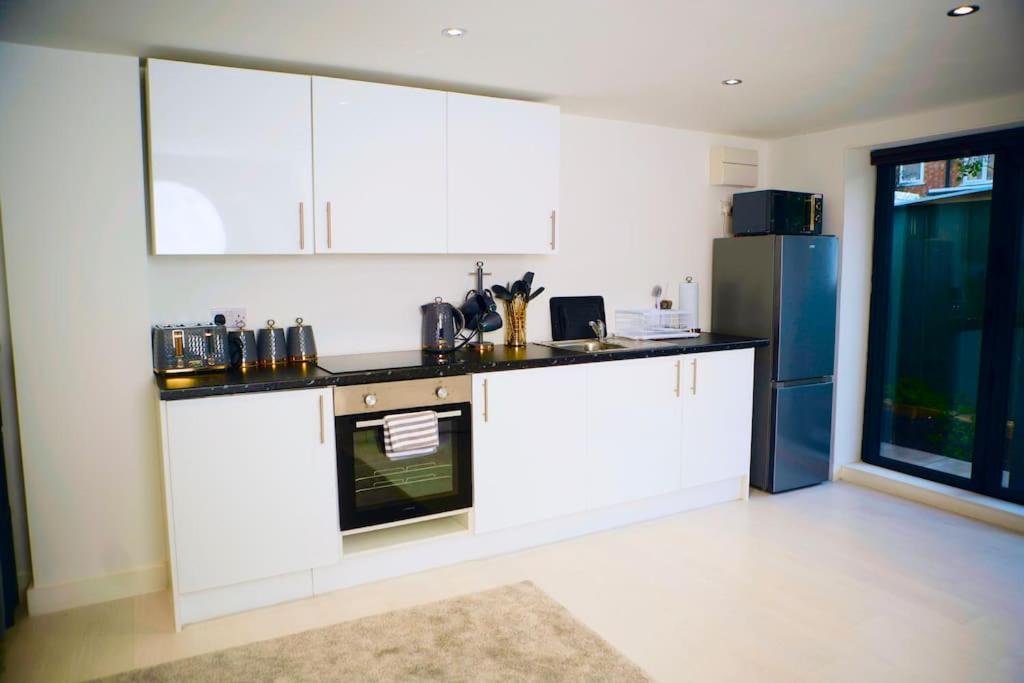 Perfect 1 Bed Apartment Sleeps 5 1 Kingsize Bed 1 Double Sofabed One Single Mattress Free Parking Wifi Good Transport Network Shopping Holiday Makers Families Contractors In North London เอนฟิลด์ ภายนอก รูปภาพ